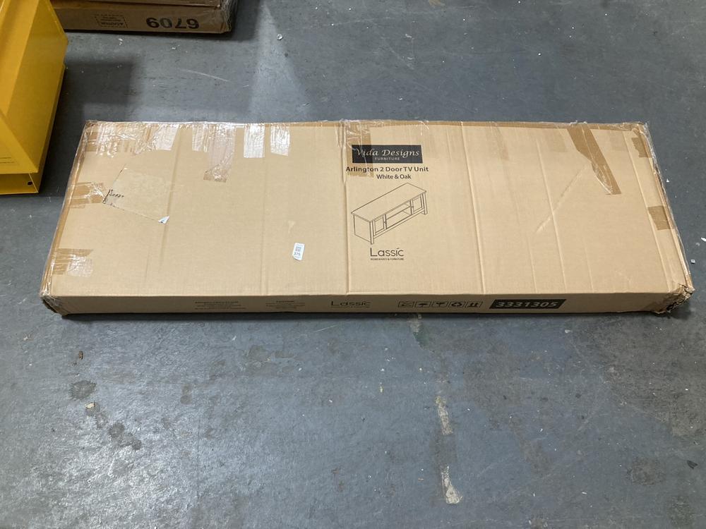 Lot 375  
            Chesterfield SR39 - Collection or Optional Delivery Available 

                
ARLINGTON 2 DOOR TV UNIT IN WHITE/OAK (LOCATION: B8)