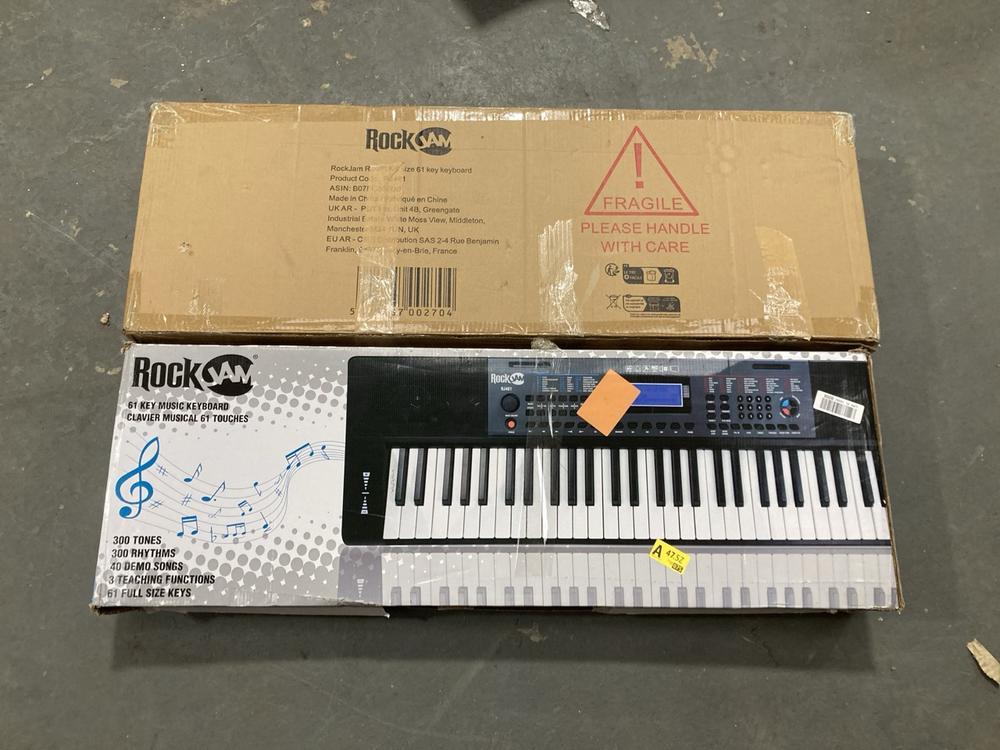 Lot 392  
            Chesterfield SR39 - Collection or Optional Delivery Available 

                
SIMPLY PIANO DIGITAL KEYBOARD TO INCLUDE ROCKJAM FULL SIZE KEYBOARD (LOCATION: B ...