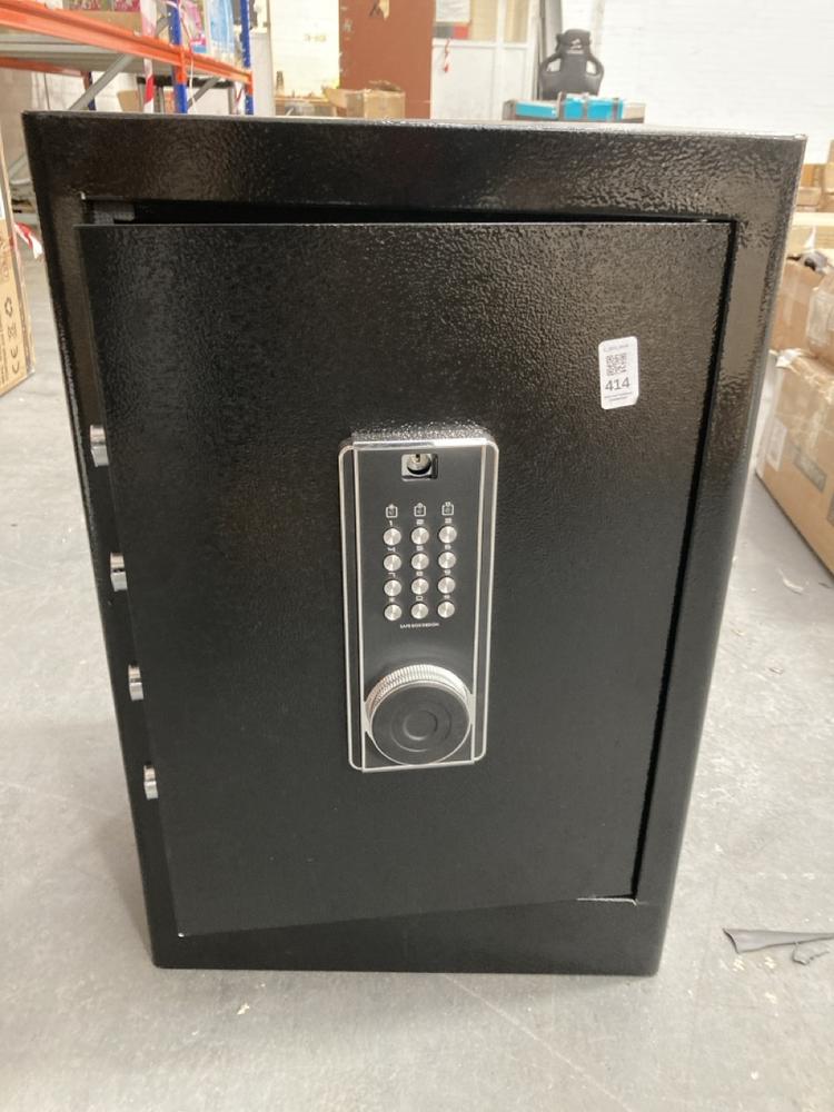 Lot 414  
            Chesterfield SR39 - Collection or Optional Delivery Available 

                
ELECTRONIC SAFE BOX IN BLACK (LOCATION: B RACKING)