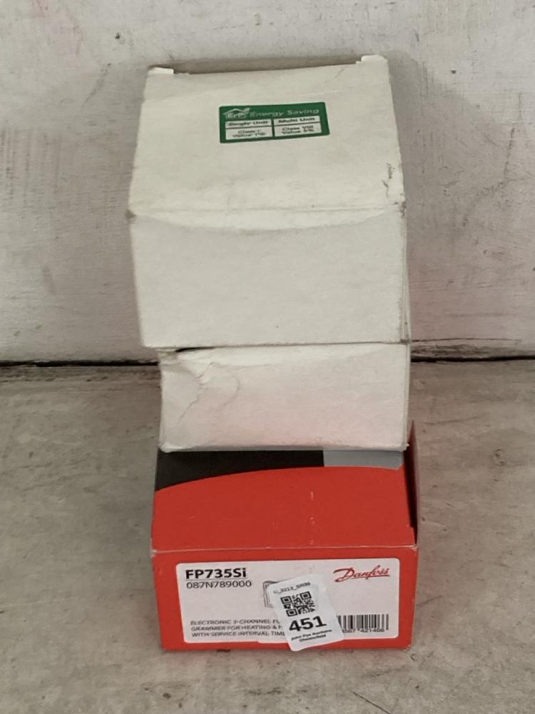 Lot 451  
            Chesterfield SR39 - Collection or Optional Delivery Available 

                
3 X ASSORTED ITEMS TO INCLUDE MYSON THERMOSTAT (LOCATION: A RACKING)