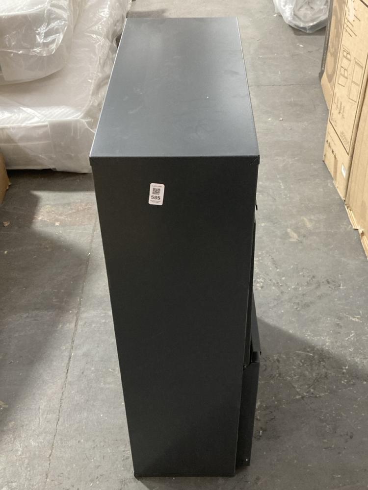 Lot 585  
            Chesterfield SR39 - Collection or Optional Delivery Available 

                
RREGUI GARBAGE AND RECYCLING BIN IN GREY (LOCATION: A7)