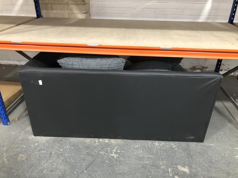 Lot 616  
            Chesterfield SR39 - Collection or Optional Delivery Available 

                
2 SEATER SOFA IN GREY (LOCATION: A5)