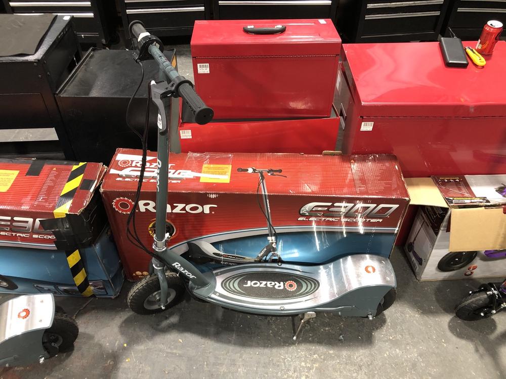 Lot 641  
            Chesterfield SR39 - Collection 

                
RAZOR ELECTRIC SCOOTER IN GREY (COLLECTION ONLY) (LOCATION: A4)