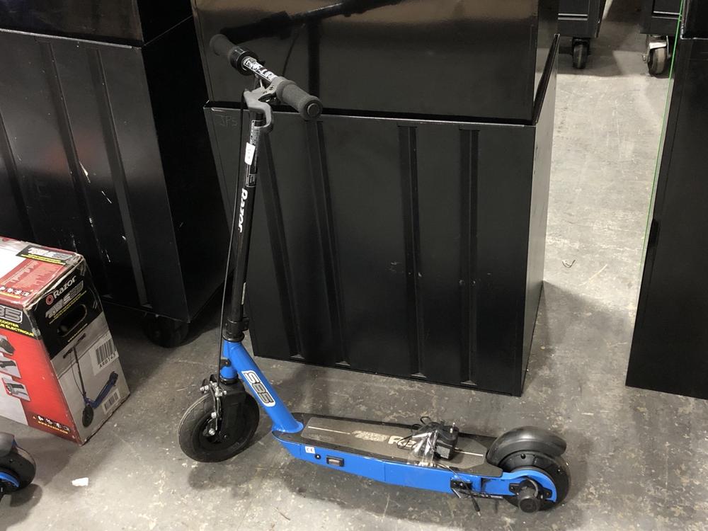Lot 644  
            Chesterfield SR39 - Collection 

                
RAZOR ELECTRIC SCOOTER IN BLUE (COLLECTION ONLY) (LOCATION: A4)