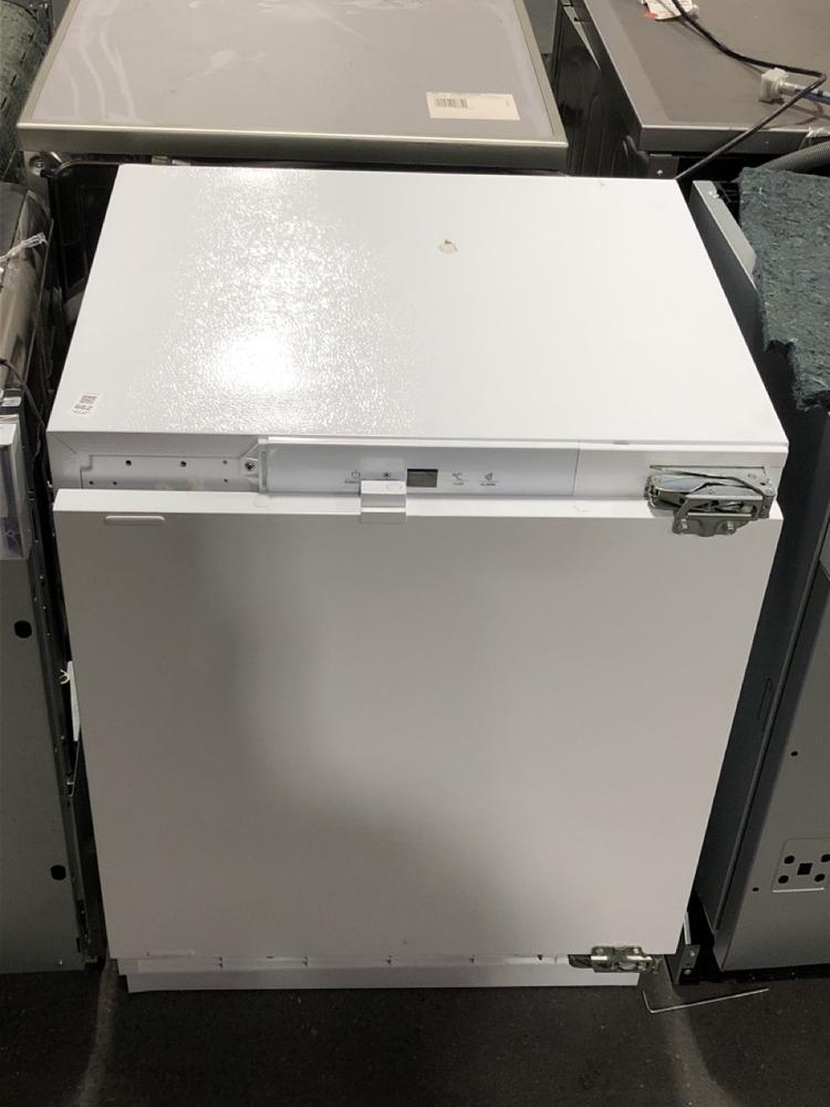 Lot 662  
            Chesterfield SR39 - Collection or Optional Delivery Available 

                
LOGIK FREEZER IN WHITE MODEL: LIF60W23 ORIGINAL RRP- £229 (LOCATION: A4)