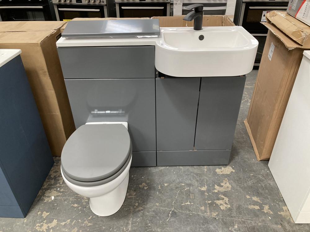 Lot 68  
            Chesterfield SR39 - Collection 

                
1000MM BASIN & WC UNIT WITH P SHAPE BASIN,BLACK ROUND BASIN TAP, TRADITIONAL BACK...