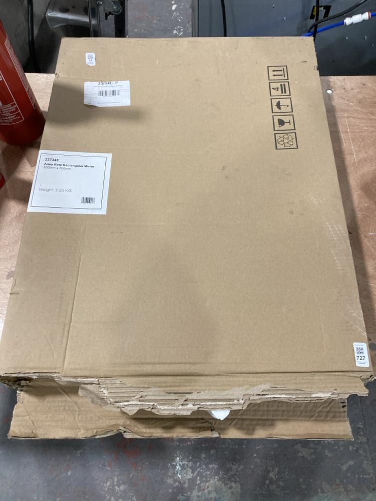 Lot 727  
            Chesterfield SR39 - Collection 

                
ARLEY RETE RECTANGULAR MIRROR 500 X 700MM (COLLECTION ONLY) (LOCATION: A2)