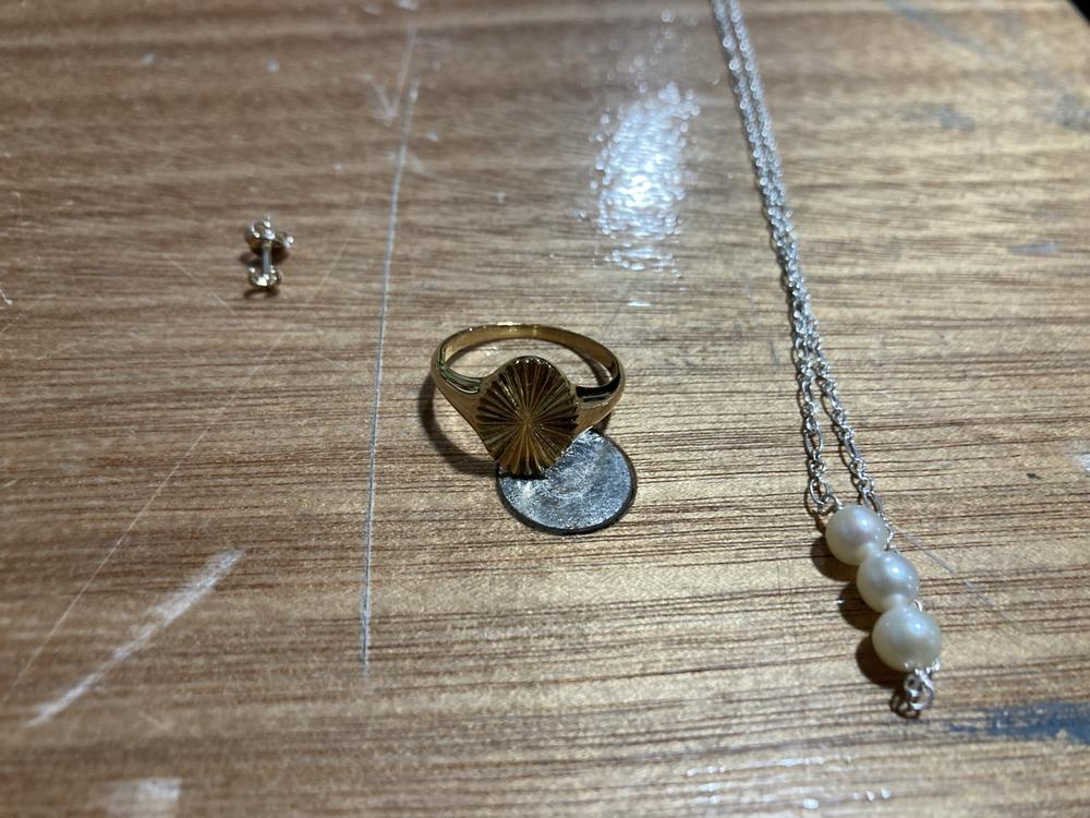 Lot 737  
            Chesterfield SR39 - Collection or Optional Delivery Available 

                
QTY OF ASSORTED JEWELRY TO INCLUDE RING IN GOLD (LOCATION: A2)