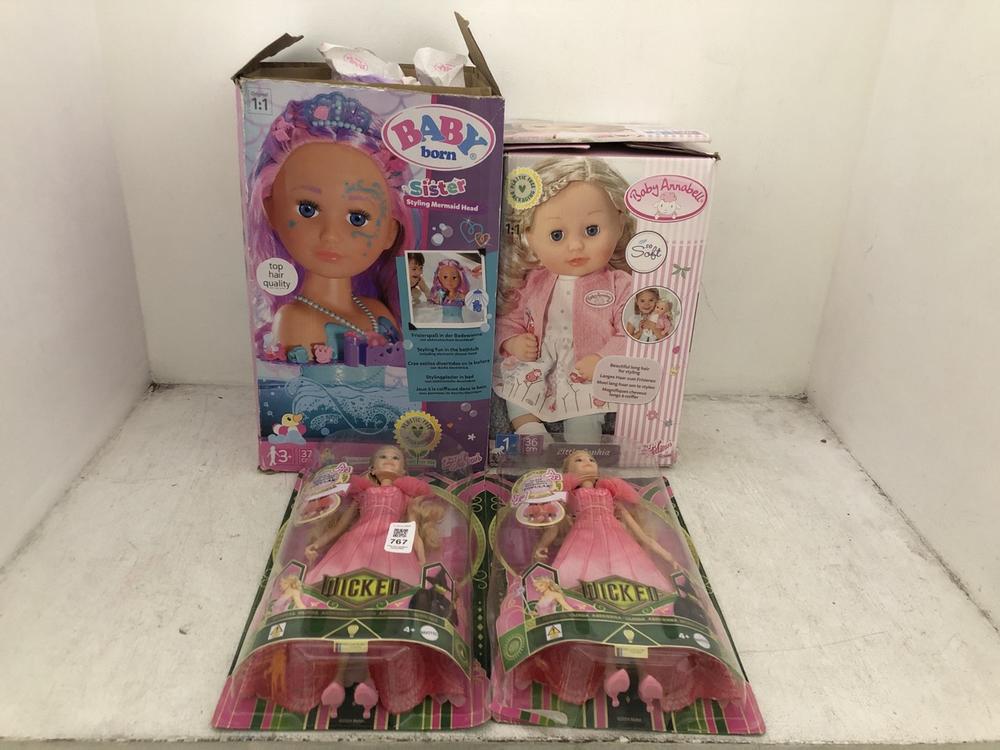 Lot 767  
            Chesterfield SR39 - Collection or Optional Delivery Available 

                
4 X ASSORTED TOYS TO INCLUDE WICKED GLINDA FIGURE (LOCATION: AR)