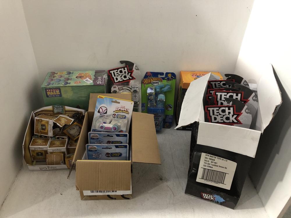 Lot 775  
            Chesterfield SR39 - Collection or Optional Delivery Available 

                
19 X ASSORTED TOYS TO INCLUDE DISNEY STITCH 3D PUZZLE ERASERS (LOCATION: AR)