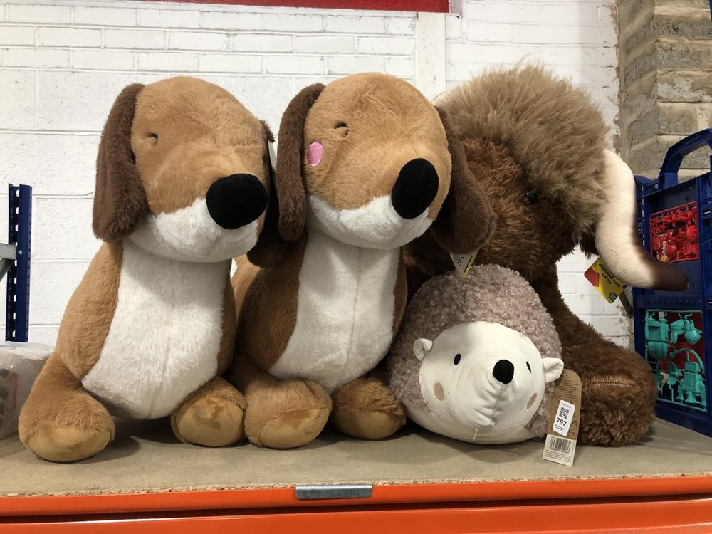 Lot 797  
            Chesterfield SR39 - Collection or Optional Delivery Available 

                
4 X ASSORTED LARGE PLUSH TEDDYS TO INCLUDE JUMBO SAUSAGE DOG (LOCATION: AR)