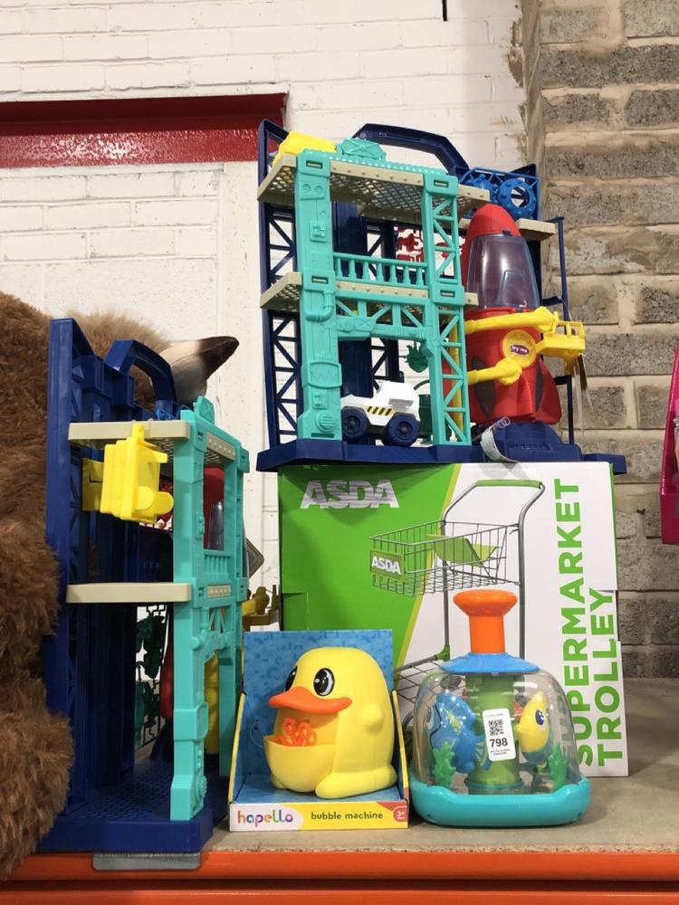 Lot 798  
            Chesterfield SR39 - Collection or Optional Delivery Available 

                
5 X ASSORTED TOYS TO INCLUDE HAPELLO BUBBLE MACHINE (LOCATION: AR)