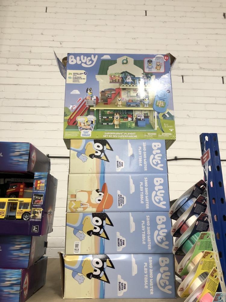 Lot 813  
            Chesterfield SR39 - Collection or Optional Delivery Available 

                
5 X ASSORTED ITEMS TO INCLUDE BLUEY SAND AND WATER PLAY TABLE (LOCATION: AR)