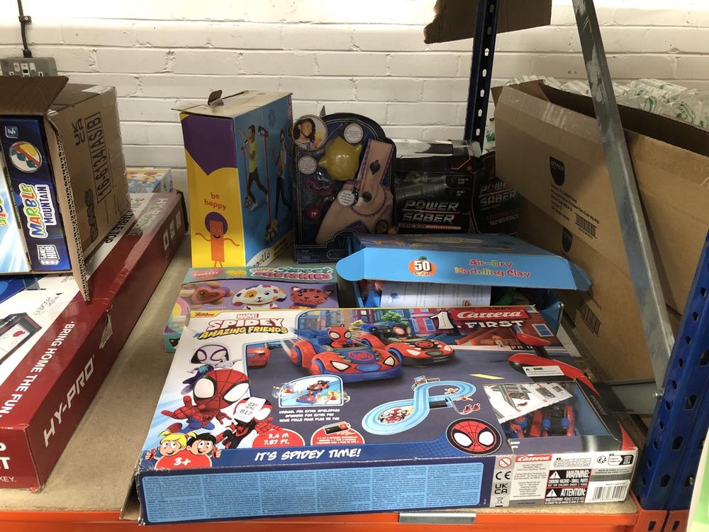 Lot 817  
            Chesterfield SR39 - Collection or Optional Delivery Available 

                
6 X ASSORTED TOYS TO INCLUDE MARVEL SPIDEY AMAZING FRIENDS CARRERA FIRST (LOCATIO...