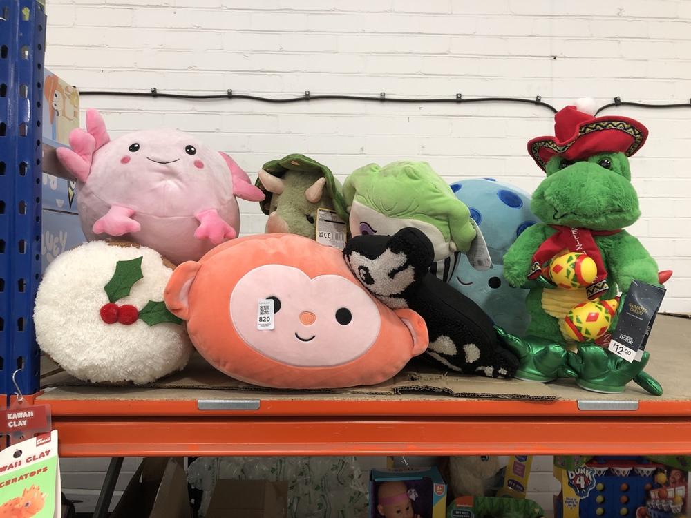 Lot 820  
            Chesterfield SR39 - Collection or Optional Delivery Available 

                
8 X ASSORTED SOFT TOYS TO INCLUDE CHRISTMAS ANIMATED GECKO (LOCATION: AR)