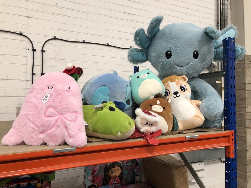 Lot 821  
            Chesterfield SR39 - Collection or Optional Delivery Available 

                
9 X ASSORTED SOFT TOYS TO INCLUDE CHRISTMAS ANIMATED GECKO (LOCATION: AR)