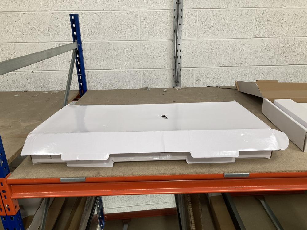 Lot 82  
            Chesterfield SR39 - Collection 

                
CHROME SQUARE COMPLETE SHOWER SET WITH OVERHEAD RAINFALL AND HANDSET - ORIGINAL R...