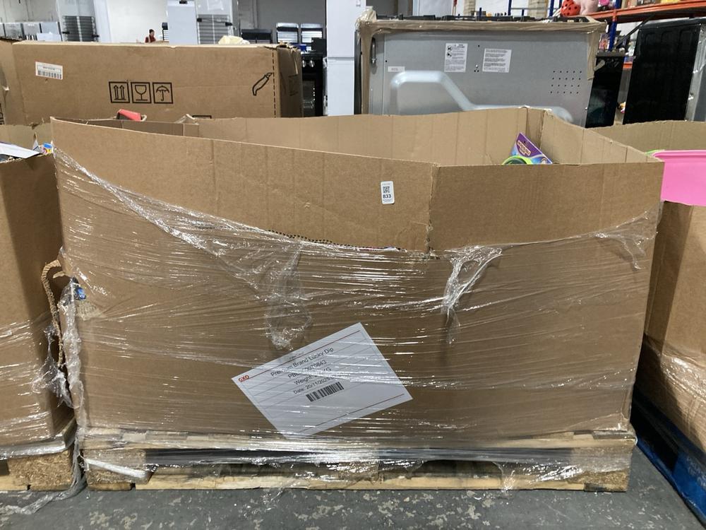 Lot 833  
            Chesterfield SR39 - Collection or Optional Delivery Available 

                
PALLET OF ASSORTED ITEMS TO INCLUDE CHICO PINK TRIKE (LOCATION: A2) (KERBSIDE PAL...