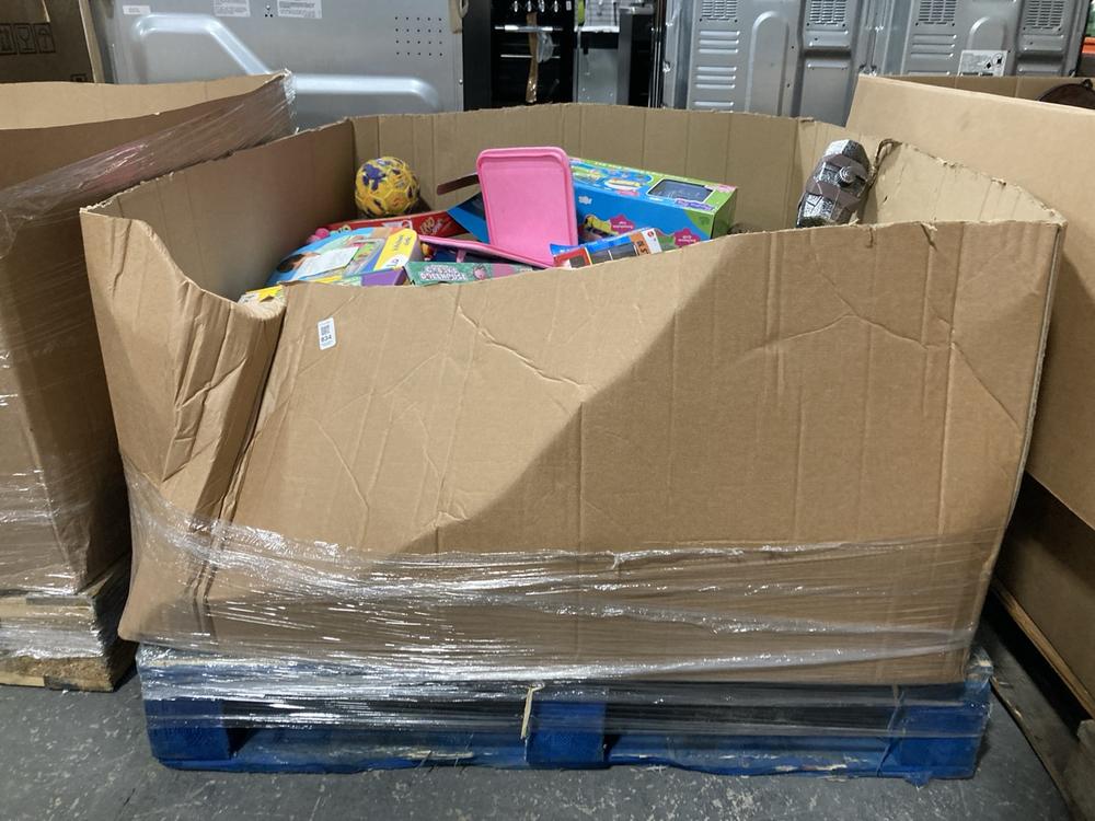 Lot 834  
            Chesterfield SR39 - Collection or Optional Delivery Available 

                
PALLET OF ASSORTED ITEMS TO INCLUDE PEPPA PIG CAMPSITE SET (LOCATION: A2) (KERBSI...