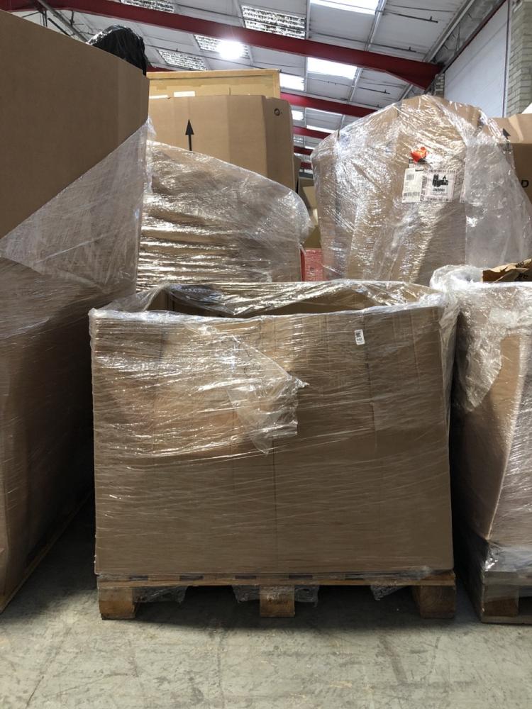 Lot 942  
            Chesterfield SR39 - Collection or Optional Delivery Available 

                
PALLET OF ASSORTED ITEMS TO INCLUDE HEATTECH WOMENS THERMAL LEGGINGS IN DARK GREY...