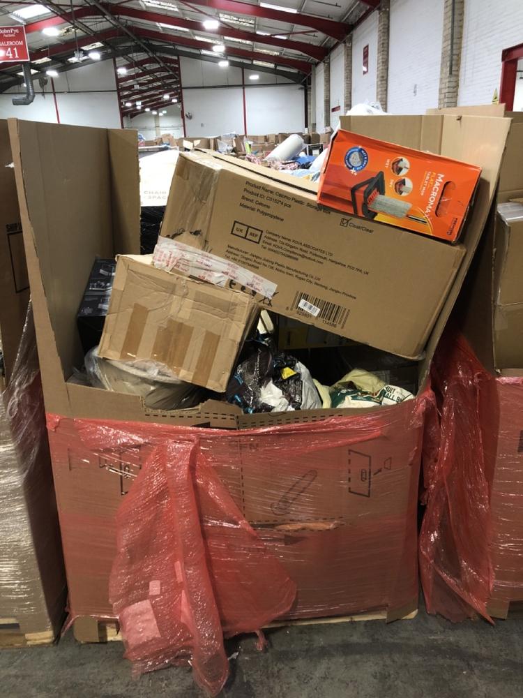 Lot 959  
            Chesterfield SR39 - Collection or Optional Delivery Available 

                
PALLET OF ASSORTED ITEMS TO INCLUDE JOSEPH JOSEPH EXTEND MAX STEEL EXPANDING DISH...