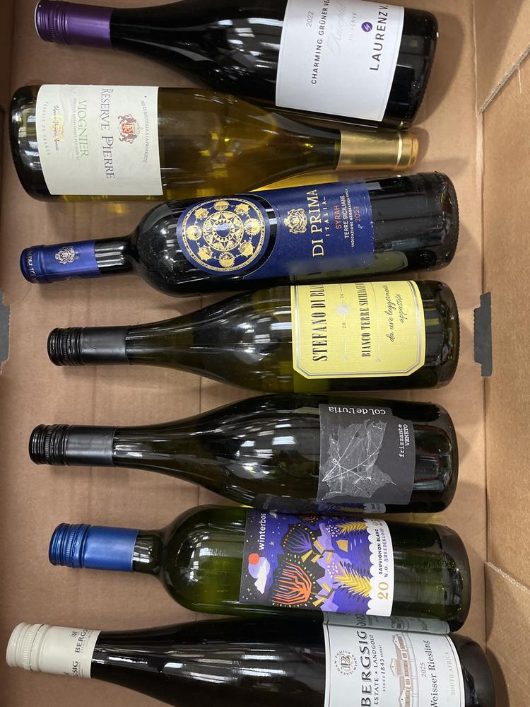 Lot 100  
            Chesterfield SR40 - Collection or Optional Delivery Available 

                
7 X ASSORTED BOTTLES OF WINE TO INCLUDE COL DE L'UTIA, GIORDANO, LAURENZ V., BERS...
