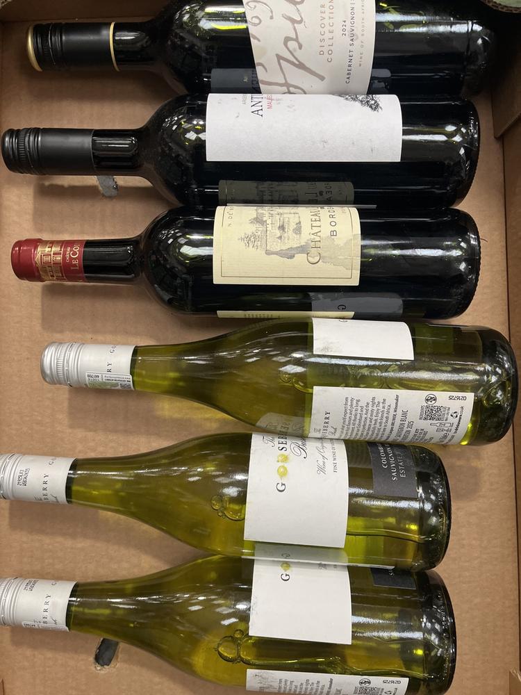Lot 17  
            Chesterfield SR40 - Collection or Optional Delivery Available 

                
6 X ASSORTED BOTTLES OF WINE TO INCLUDE THE GOOSEBERRY BUSH, ANTUEN, CHATEAU LE C...