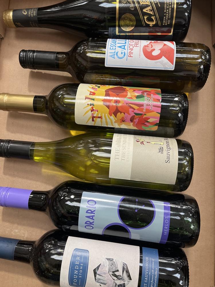 Lot 22  
            Chesterfield SR40 - Collection or Optional Delivery Available 

                
6 X ASSORTED BOTTLES OF WINE TO INCLUDE CABALIE, FOUNDERS STONE, ORARIO AND TRILU...