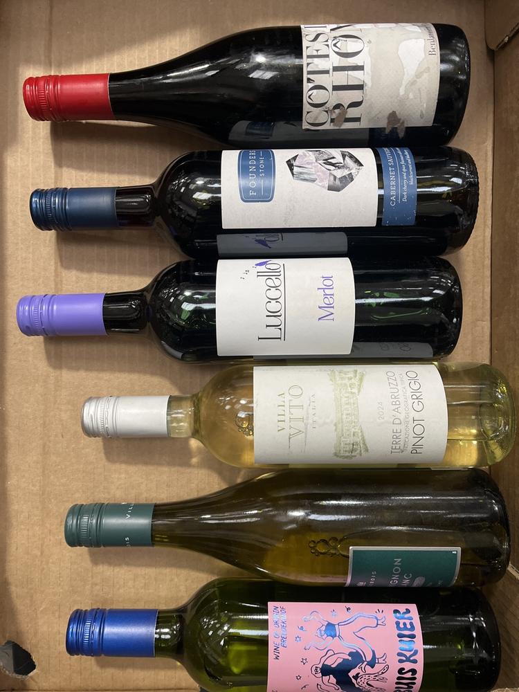 Lot 26  
            Chesterfield SR40 - Collection or Optional Delivery Available 

                
6 X ASSORTED BOTTLES OF WINE TO INCLUDE VILLEBOIS, LUCCELLO, BENJAMIN DARNAUT AND...