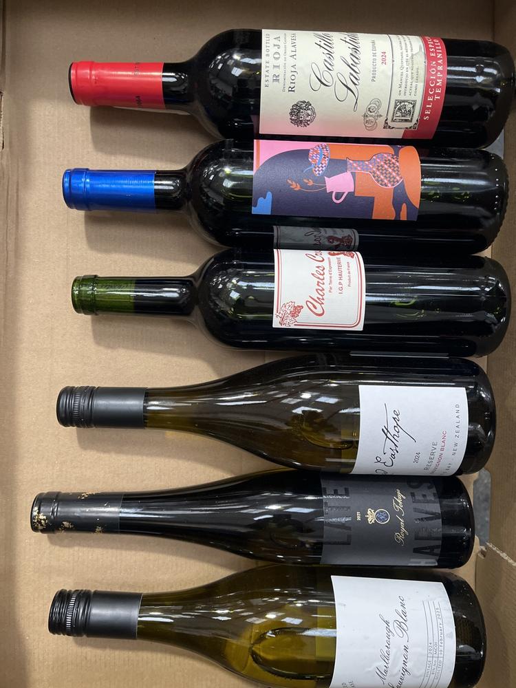 Lot 27  
            Chesterfield SR40 - Collection or Optional Delivery Available 

                
6 X ASSORTED BOTTLES OF WINE TO INCLUDE CHARLES CROS, ROD EASTHORPE, LIMITED RELE...