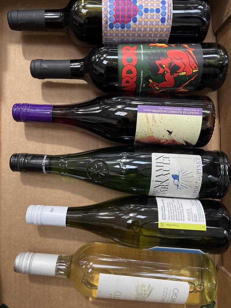 Lot 28  
            Chesterfield SR40 - Collection or Optional Delivery Available 

                
6 X ASSORTED BOTTLES OF WINE TO INCLUDE ARDOR, THE FEATHER PLUCKER'S DAUGHTER, ST...