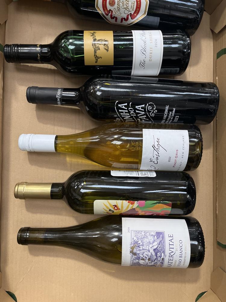 Lot 29  
            Chesterfield SR40 - Collection or Optional Delivery Available 

                
6 X ASSORTED BOTTLES OF WINE TO INCLUDE THE BLACK STUMP, VINHA DO FAVA, ROD EASTH...