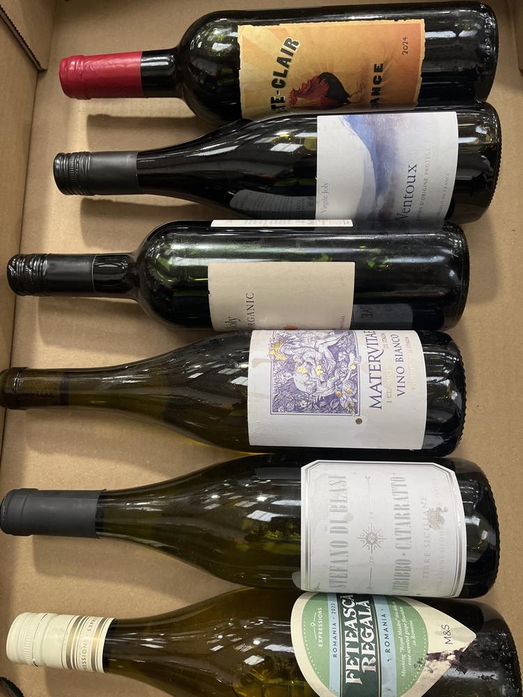 Lot 30  
            Chesterfield SR40 - Collection or Optional Delivery Available 

                
6 X ASSORTED BOTTLES OF WINE TO INCLUDE M&S, VIRGILE JOLY, STAFANO DI BLASI AND C...