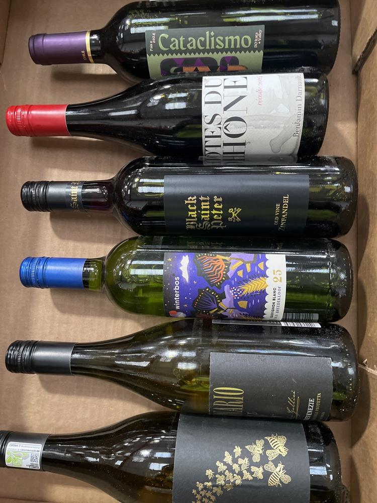 Lot 39  
            Chesterfield SR40 - Collection or Optional Delivery Available 

                
6 X ASSORTED BOTTLES OF WINE TO INCLUDE BENJAMIN DARNAULT, BLACK SAINT PETER, QUE...