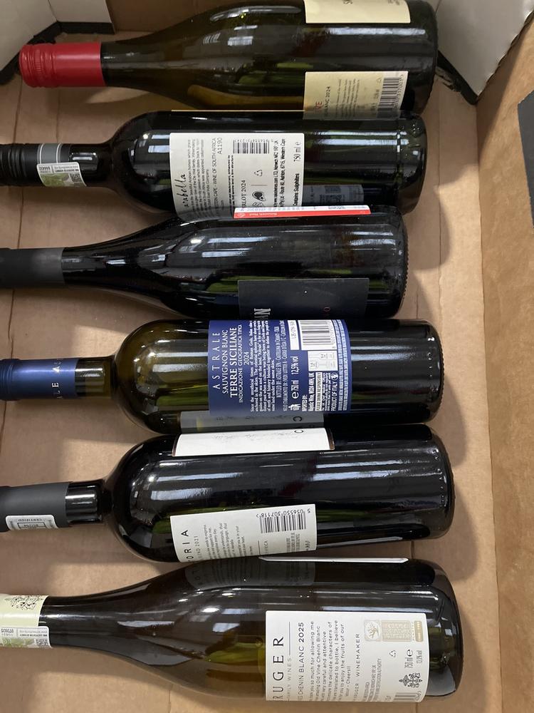 Lot 43  
            Chesterfield SR40 - Collection or Optional Delivery Available 

                
6 X ASSORTED BOTTLES OF WINE TO INCLUDE ARABELLA, CARMEN STEVENS, KRUGER FAMILY W...