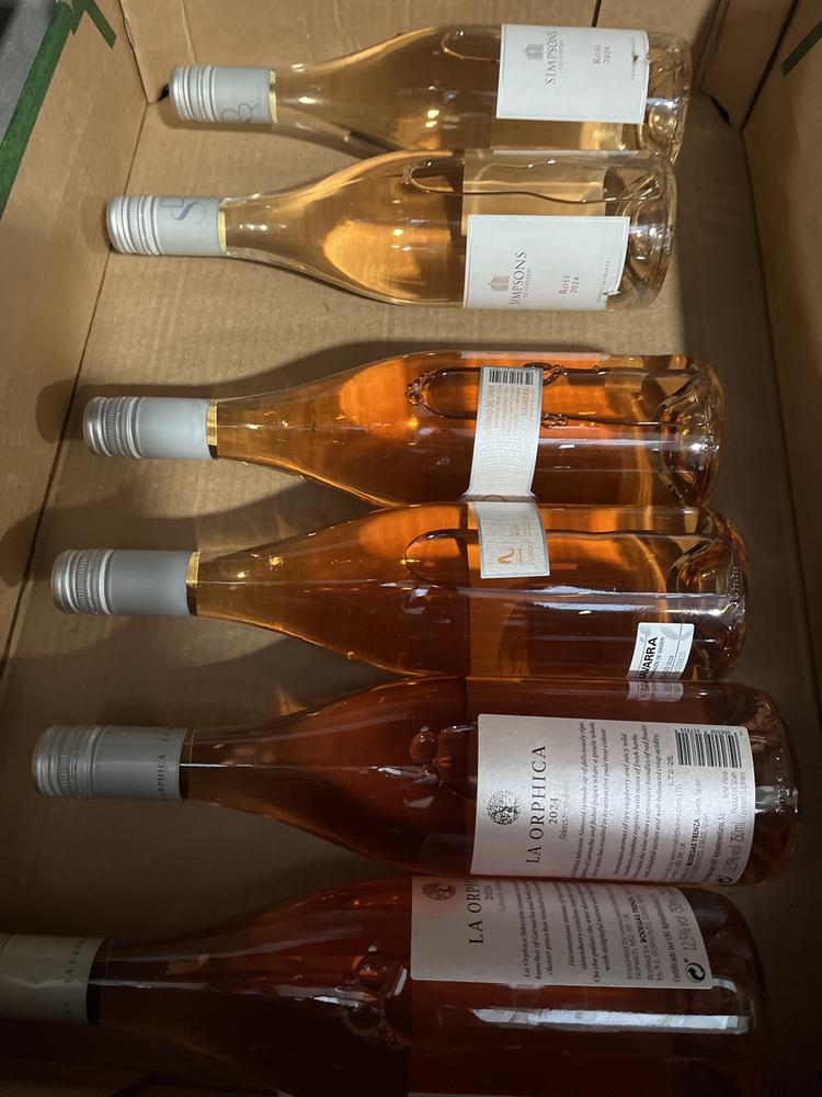 Lot 45  
            Chesterfield SR40 - Collection or Optional Delivery Available 

                
6 X ASSORTED BOTTLES OF WINE TO INCLUDE LA ORPHICA, SIMPSONS OF SERVIAN AND GONZA...