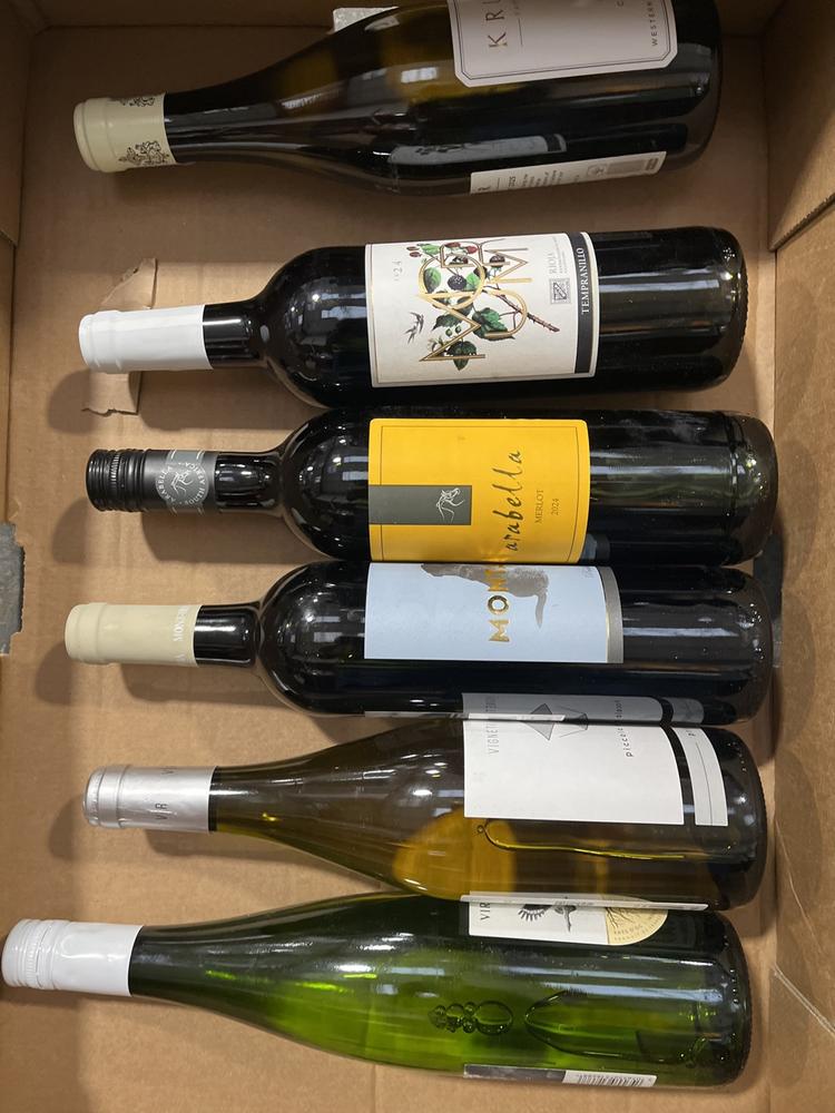 Lot 48  
            Chesterfield SR40 - Collection or Optional Delivery Available 

                
6 X ASSORTED BOTTLES OF WINE TO INCLUDE MONTARIA, ARABELLA, KRUGER FAMILY WINES A...