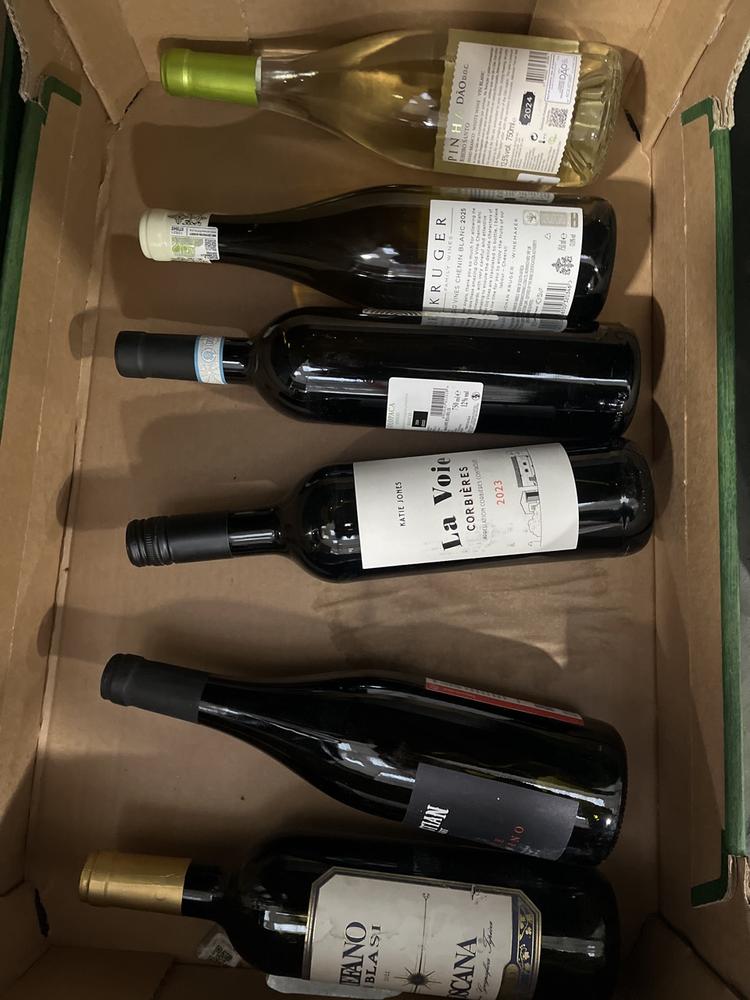 Lot 49  
            Chesterfield SR40 - Collection or Optional Delivery Available 

                
6 X ASSORTED BOTTLES OF WINE TO INCLUDE ARABELLA AND STEFANO DI BLASI (18+. ID WI...