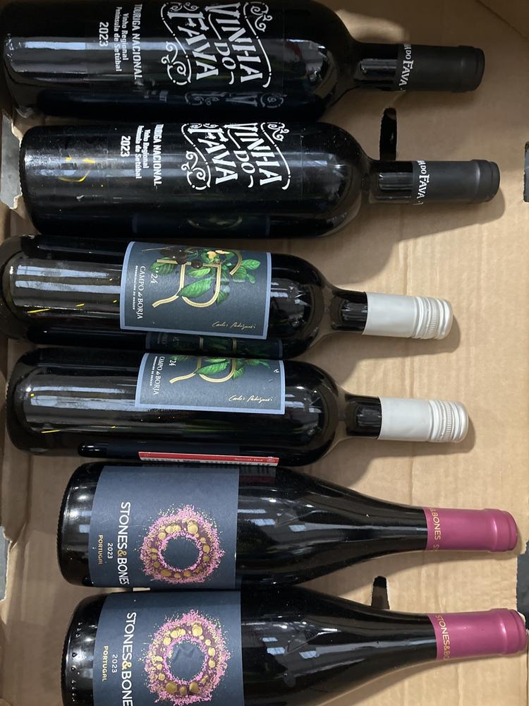 Lot 51  
            Chesterfield SR40 - Collection or Optional Delivery Available 

                
6 X ASSORTED BOTTLES OF WINE TO INCLUDE STONES & BONES, VINHA DO FAVA AND CARLOS ...