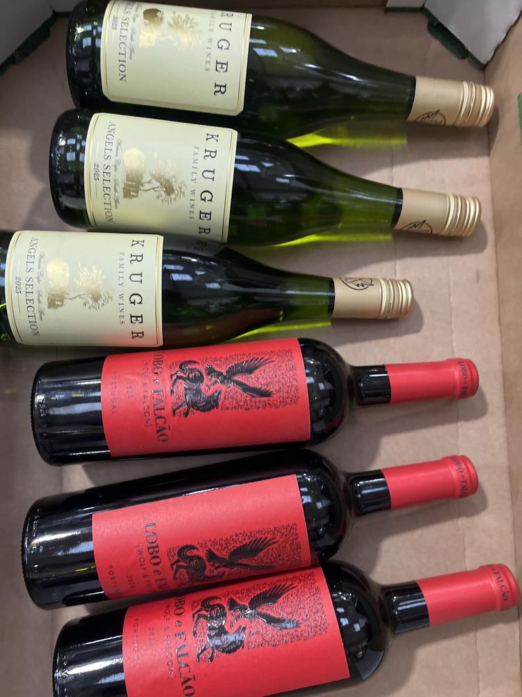 Lot 52  
            Chesterfield SR40 - Collection or Optional Delivery Available 

                
6 X ASSORTED BOTTLES OF WINE TO INCLUDE KRUGER FAMILY WINES AND LOBO E FALCAO (18...