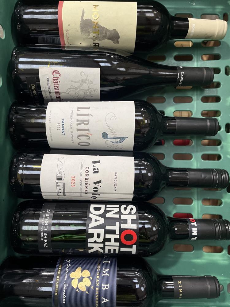 Lot 54  
            Chesterfield SR40 - Collection or Optional Delivery Available 

                
6 X ASSORTED BOTTLES OF WINE TO INCLUDE CONSTANZA SCHWARDERER, SHOT IN THE DARK, ...
