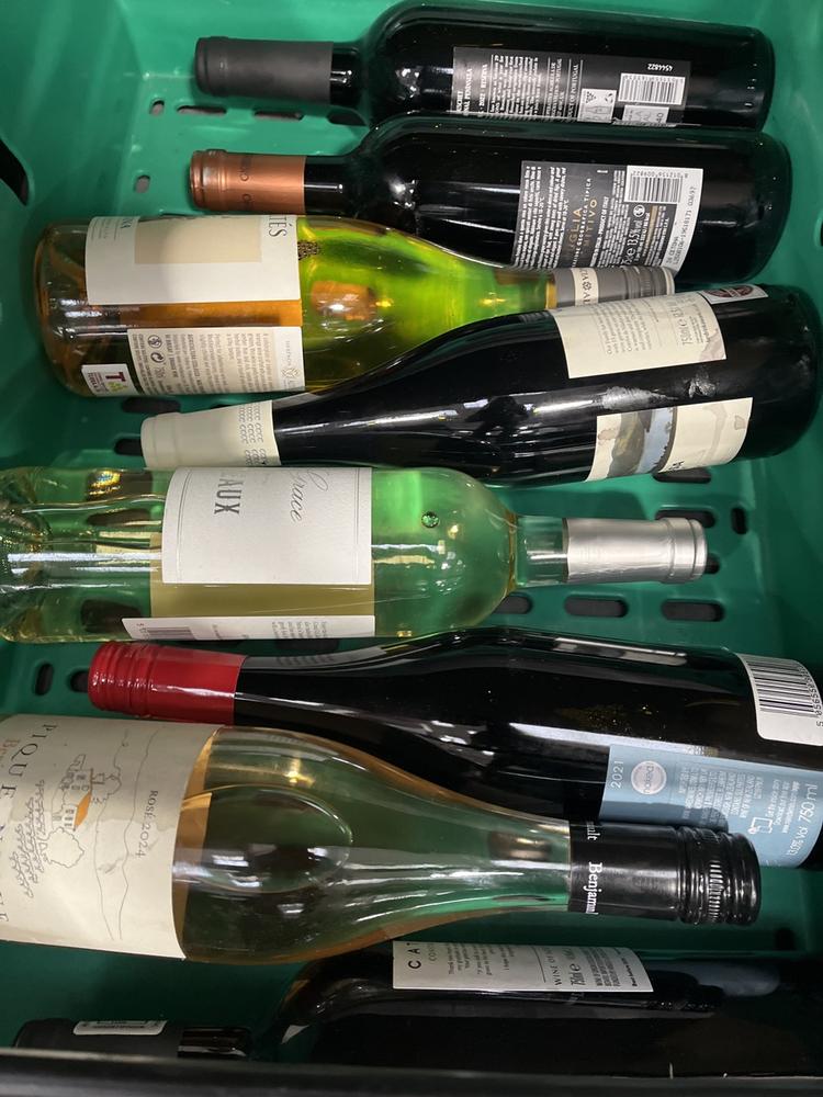 Lot 55  
            Chesterfield SR40 - Collection or Optional Delivery Available 

                
6 X ASSORTED BOTTLES OF WINE TO INCLUDE VILLARISSA VALLEY, LAY OF THE LAND AND CA...