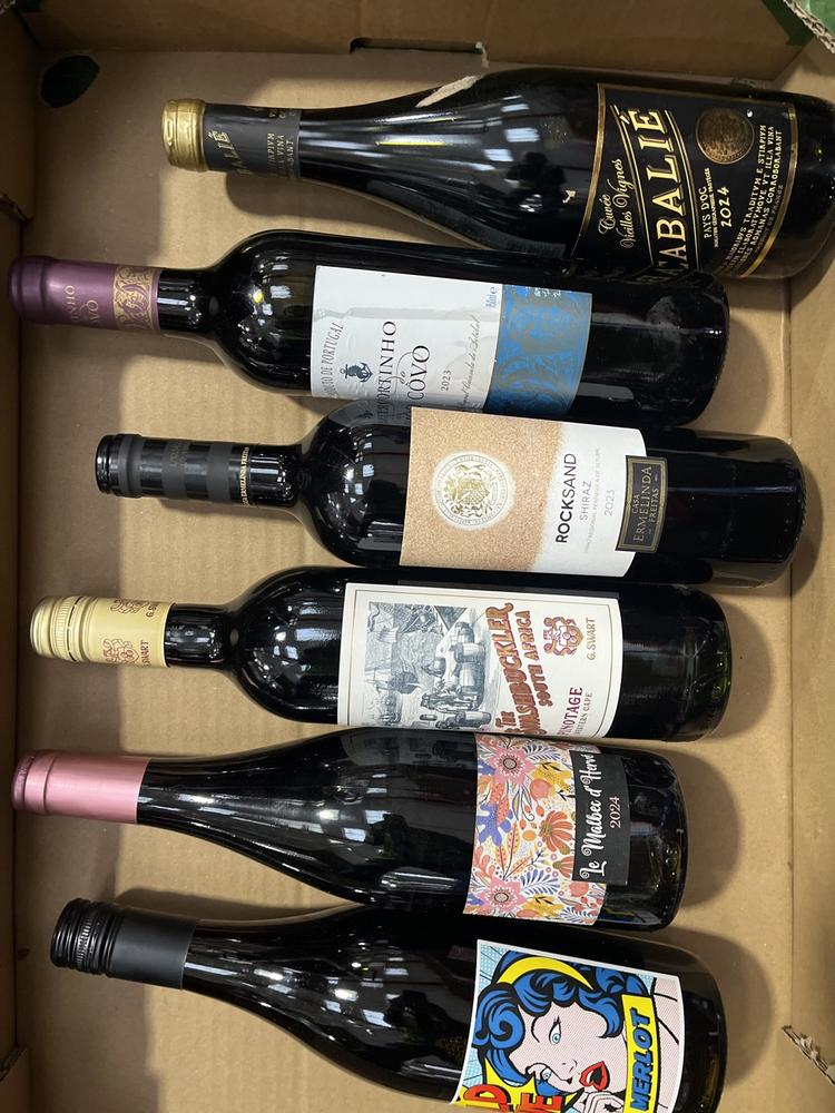 Lot 58  
            Chesterfield SR40 - Collection or Optional Delivery Available 

                
6 X ASSORTED BOTTLES OF WINE TO INCLUDE THE SWASHBUCKLER, CABALIE AND ROCKSAND (1...