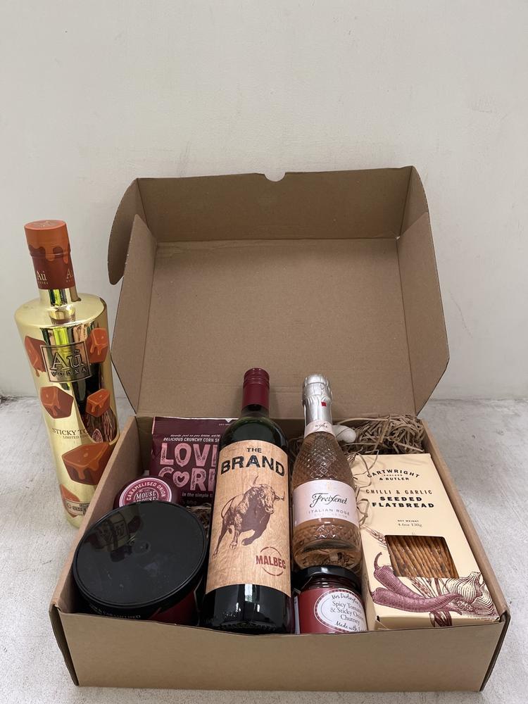 Lot 70  
            Chesterfield SR40 - Collection or Optional Delivery Available 

                
DELI & CO GIFT PACK WITH THE BRAND WINE (ALL TREATS WITHIN BBE) TO INCLUDE FREIXE...