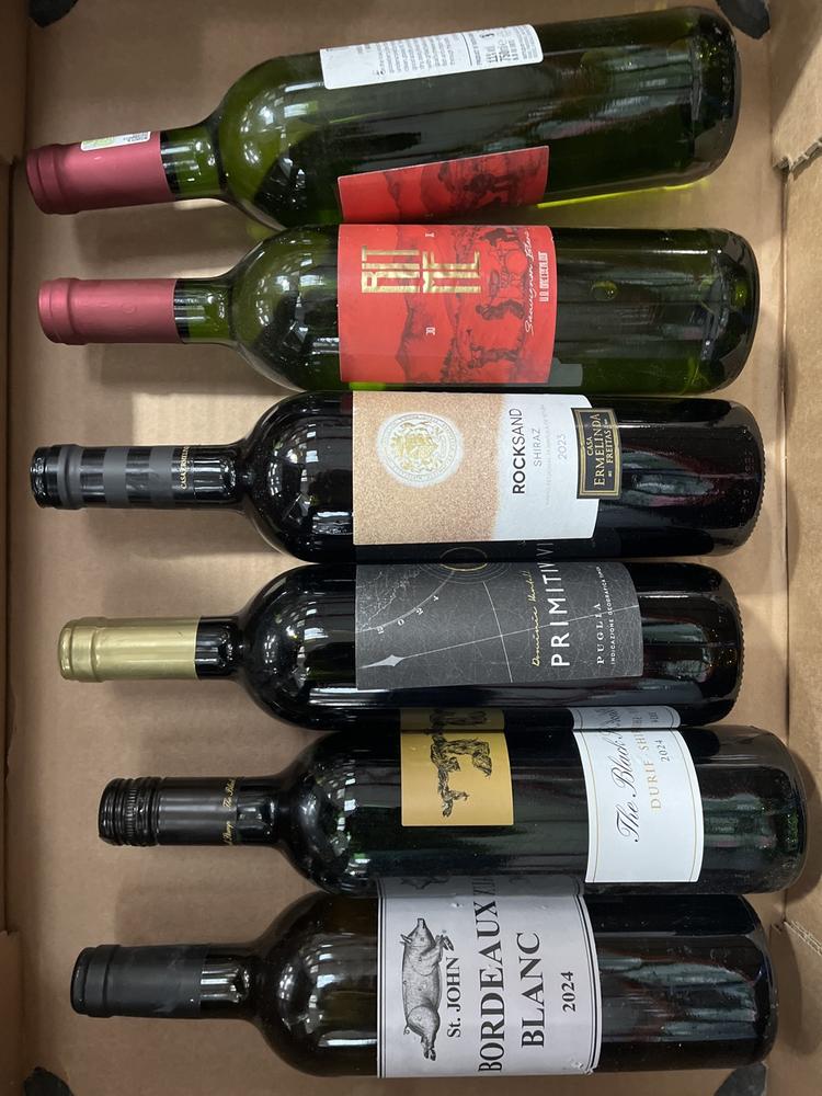 Lot 78  
            Chesterfield SR40 - Collection or Optional Delivery Available 

                
6 X ASSORTED BOTTLES OF WINE TO INCLUDE RITME, ROCKSAND, THE BLACK STUMP AND DOMI...