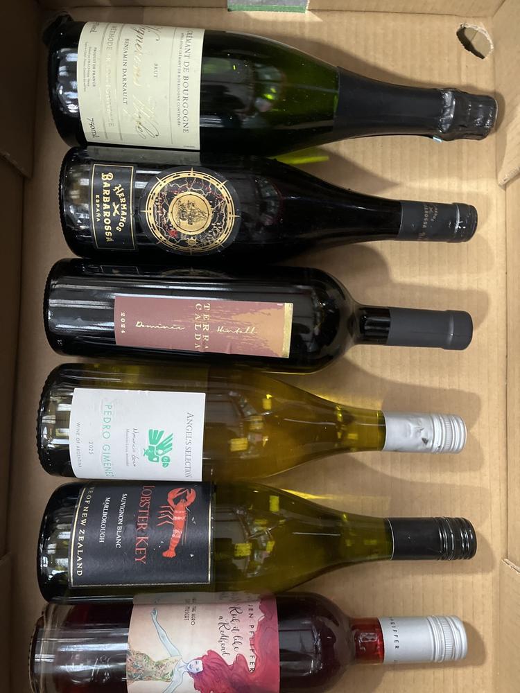Lot 85  
            Chesterfield SR40 - Collection or Optional Delivery Available 

                
6 X ASSORTED BOTTLES OF WINE TO INCLUDE DOMINIC HENTALL, LOBSTER KEY, HERMANOS BA...