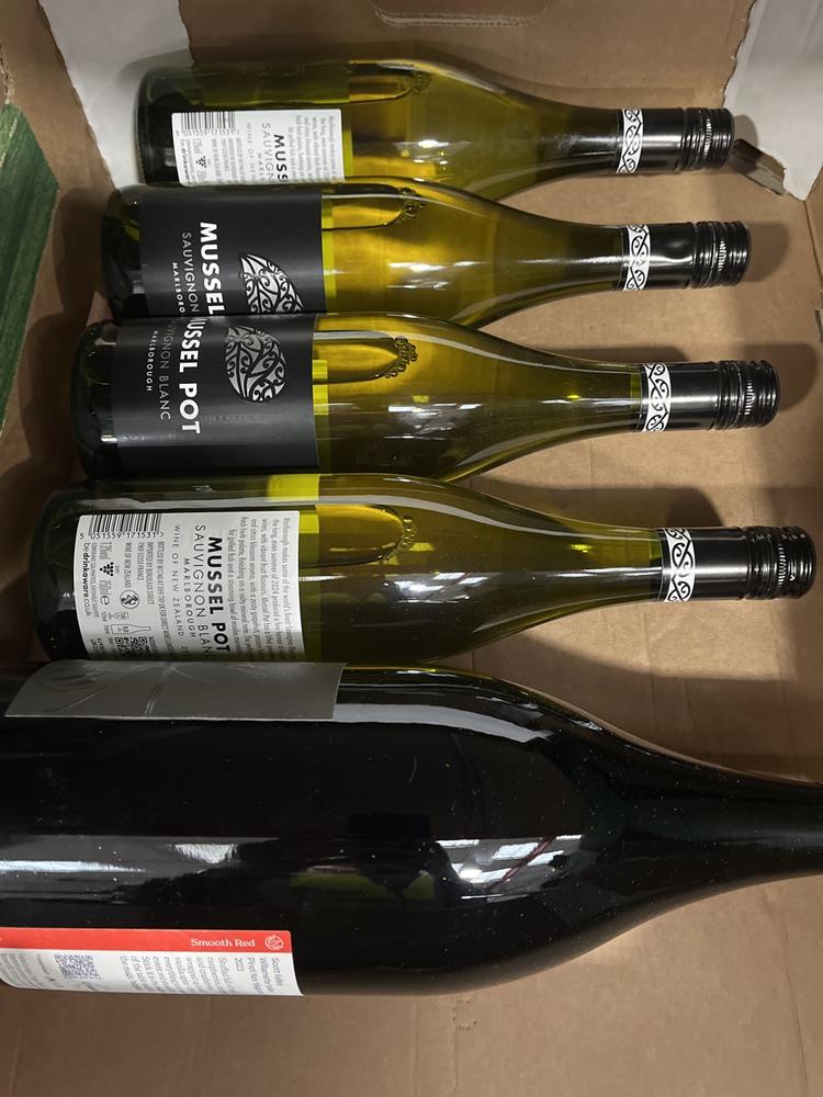Lot 86  
            Chesterfield SR40 - Collection or Optional Delivery Available 

                
6 X ASSORTED BOTTLES OF WINE TO INCLUDE MUSSEL POT AND SCOTT KELLEY PINOT NOIR MA...