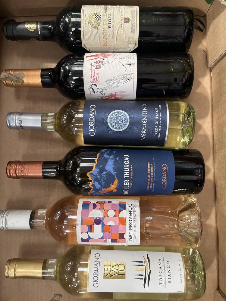 Lot 88  
            Chesterfield SR40 - Collection or Optional Delivery Available 

                
6 X ASSORTED BOTTLES OF WINE TO INCLUDE GIORDANO, L'ART PROVENCAL, BARON DE BARBO...