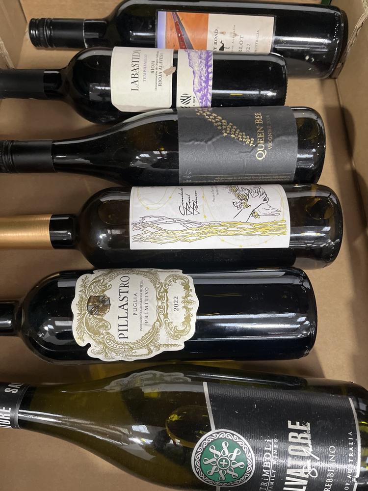 Lot 89  
            Chesterfield SR40 - Collection or Optional Delivery Available 

                
6 X ASSORTED BOTTLES OF WINE TO INCLUDE PILLASTRO, LONELY ROAD, QUEEN BEE AND TRI...