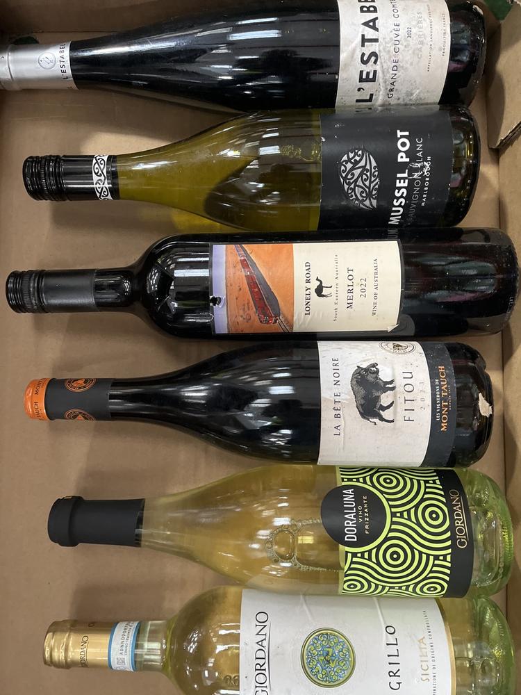 Lot 93  
            Chesterfield SR40 - Collection or Optional Delivery Available 

                
6 X ASSORTED BOTTLES OF WINE TO INCLUDE GIORDANO, LA BETE NOIR, LONELY ROAD AND M...